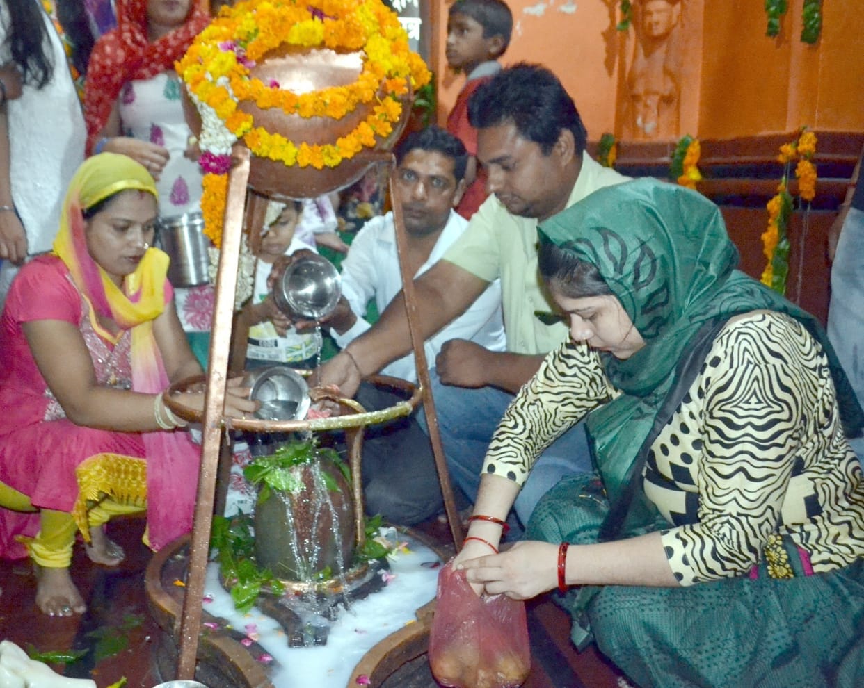 Crowd of pilgrims in temples