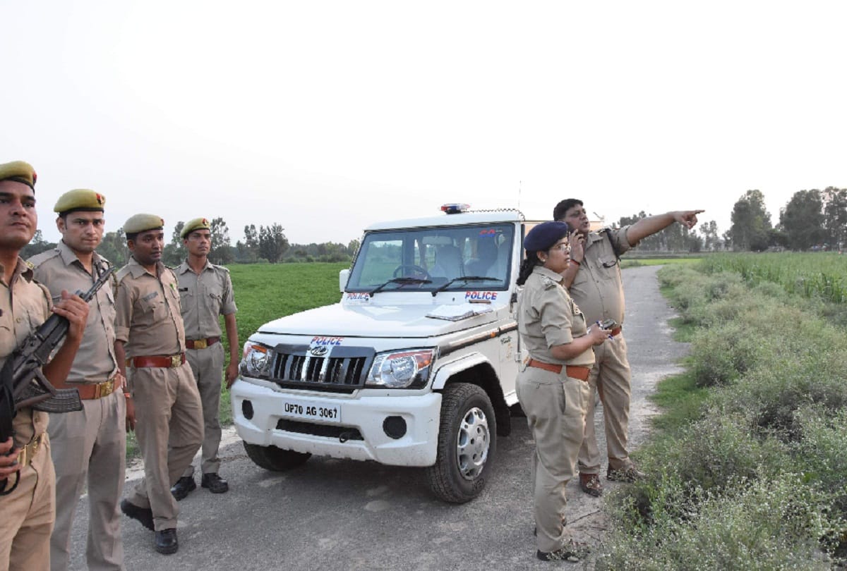 Three prisoners absconding after killing two policemen in Chandausi UP