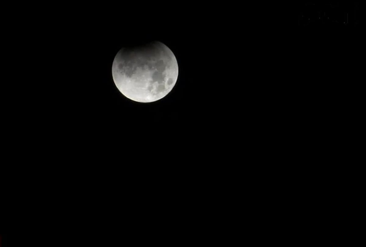 Chandra Grahan November 2021 News chandra grahan 2021 going on 19 november know lunar eclipse 2021 date and impact on zodiac signs