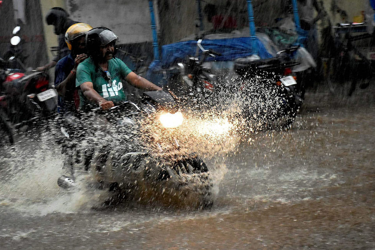 Best Tips to ride bike and scooter in rain