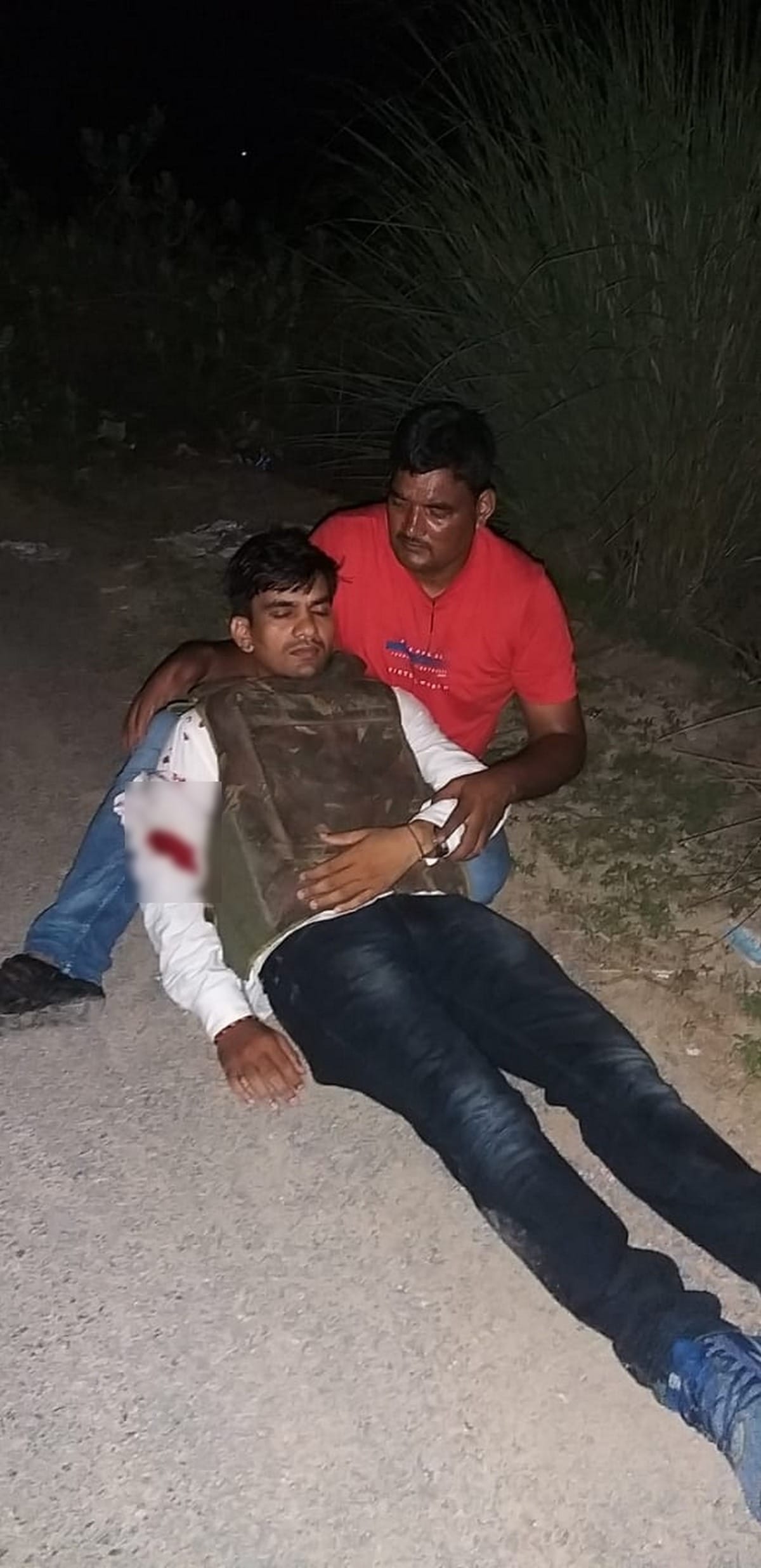 encounter between police criminal constable injured lohta varanasi
