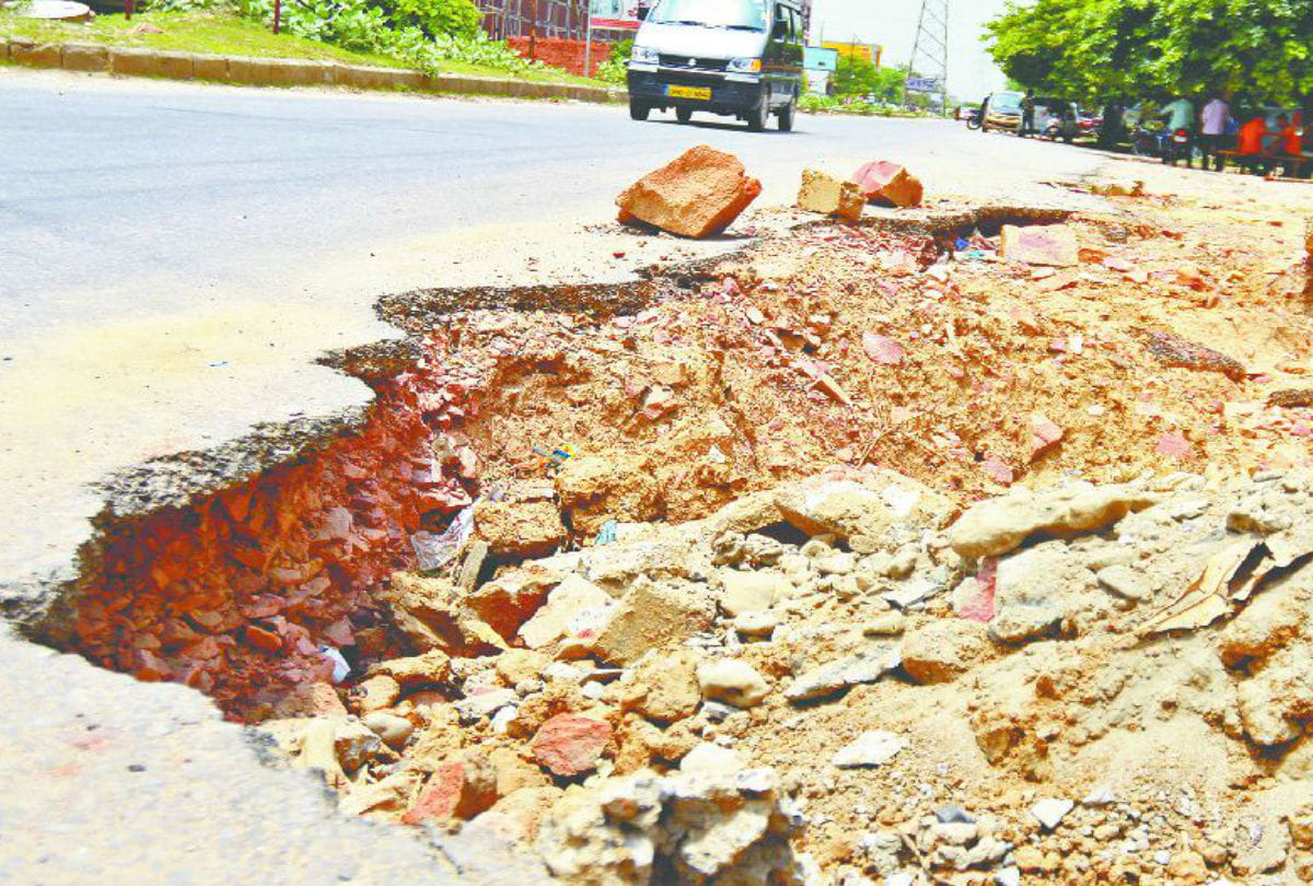 Road Sunk in agra Car Damage at Surya Nagar