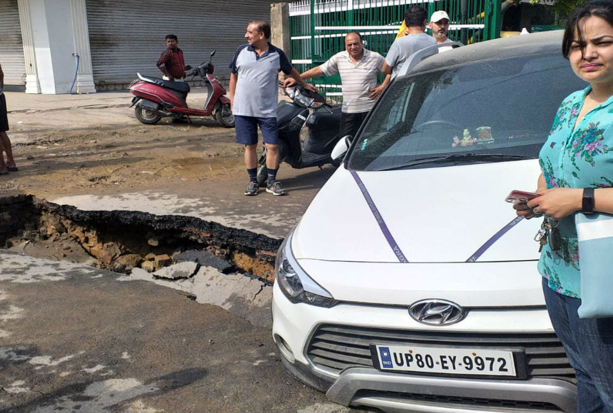 Road Sunk in agra Car Damage at Surya Nagar