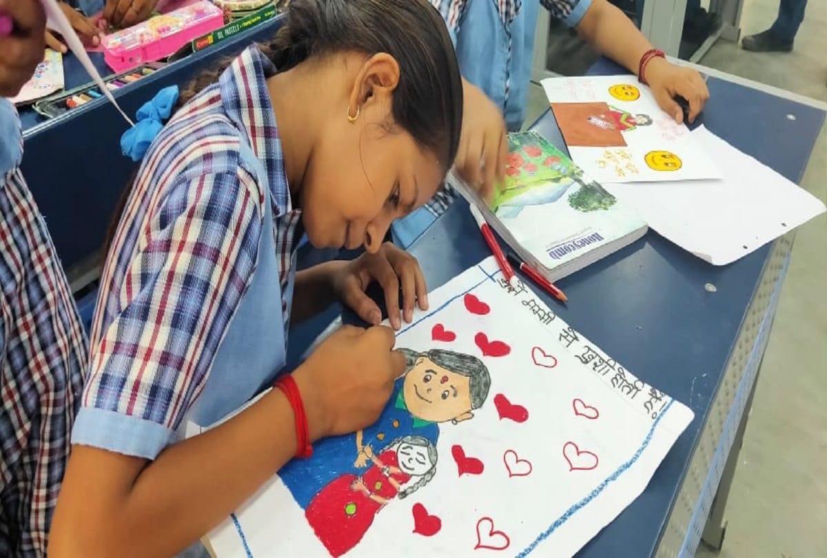 AAP celebrating Happiness Utsav in Delhi Government schools, See photos tweeted by Manish Sisodia