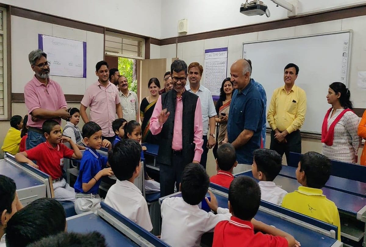 AAP celebrating Happiness Utsav in Delhi Government schools, See photos tweeted by Manish Sisodia