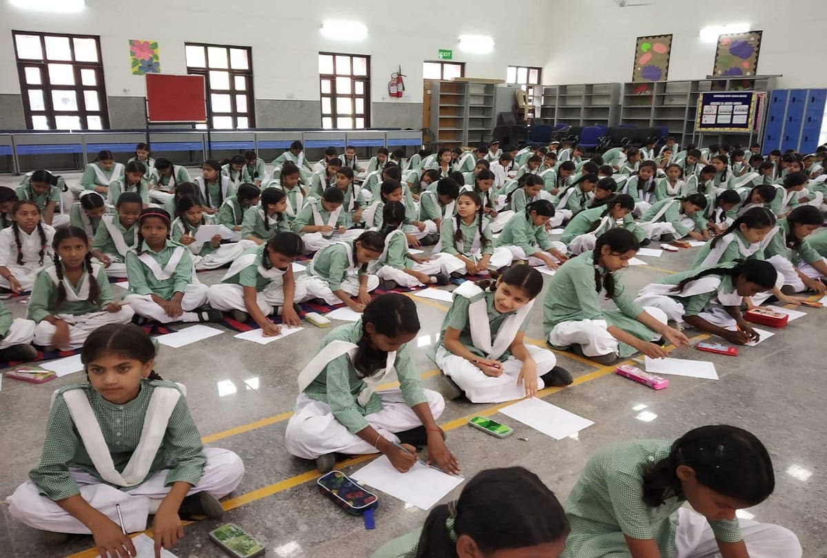 AAP celebrating Happiness Utsav in Delhi Government schools, See photos tweeted by Manish Sisodia