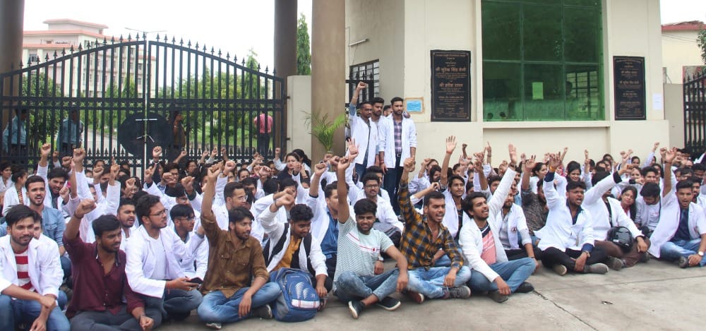 VC and officers imprisoned in Uttarakhand Ayurved University for five hours