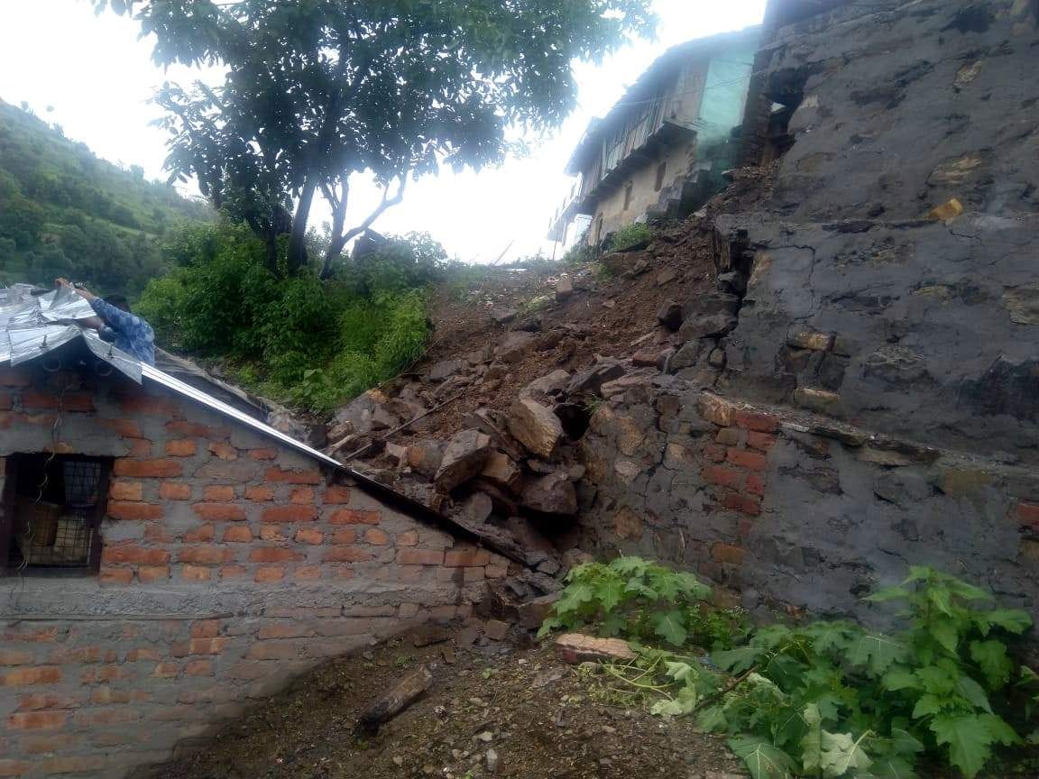 Security wall collapsed on roof, accident