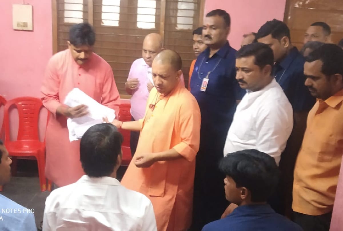 Chief Minister Yogi heard problems of people in Gorakhpur