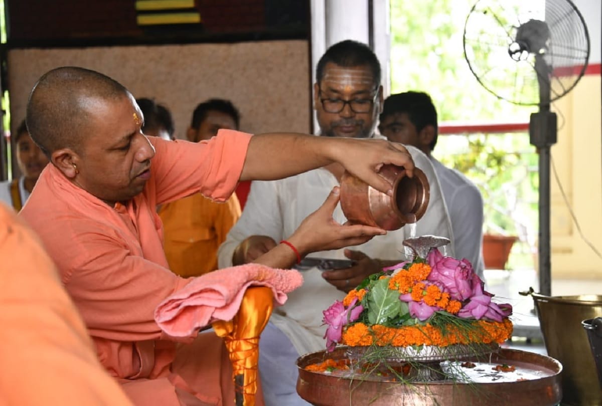 Chief Minister Yogi Adityanath worshiped in Gorakhnath temple