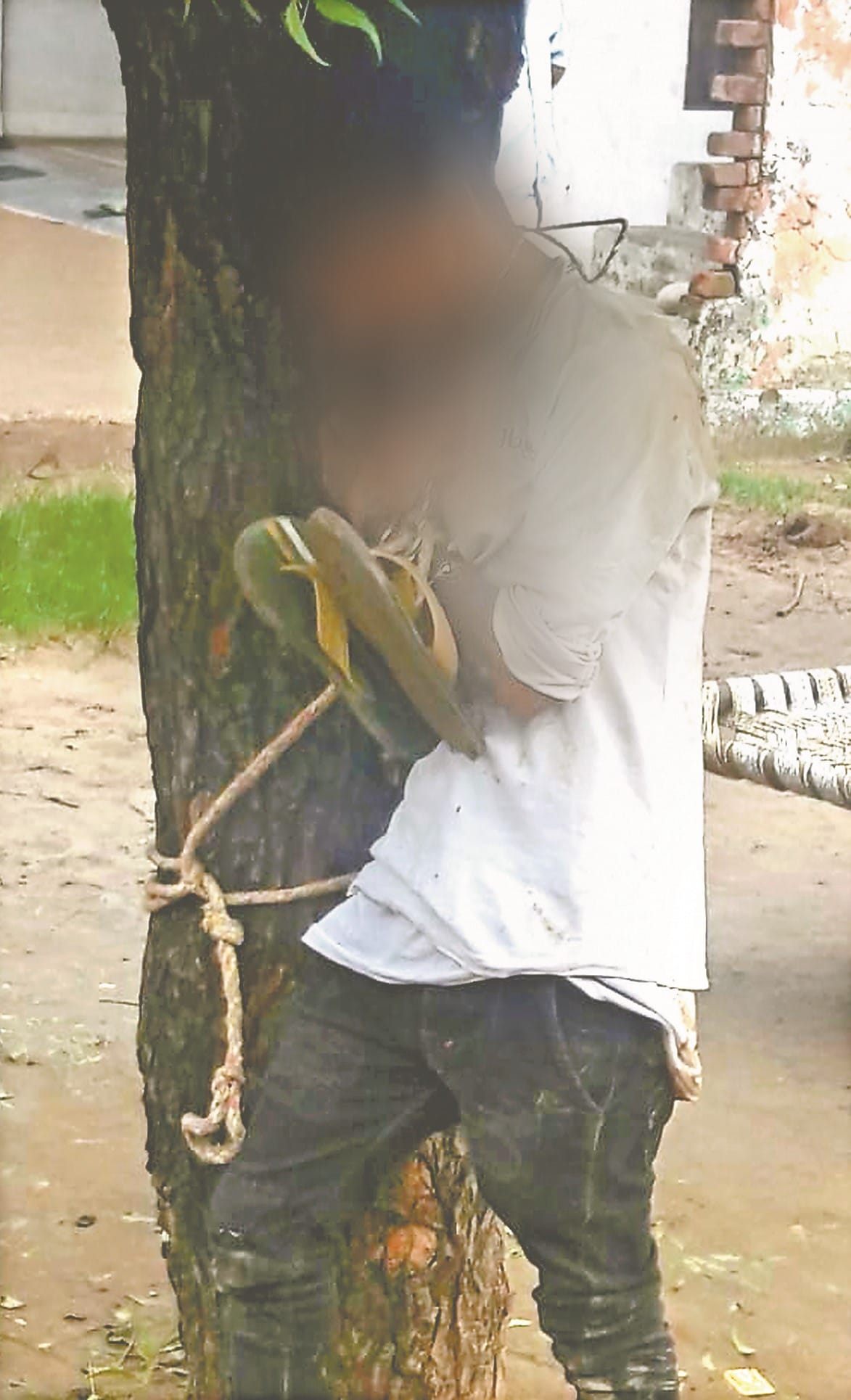Man reached to meet his ex girlfriend, Peoples beaten