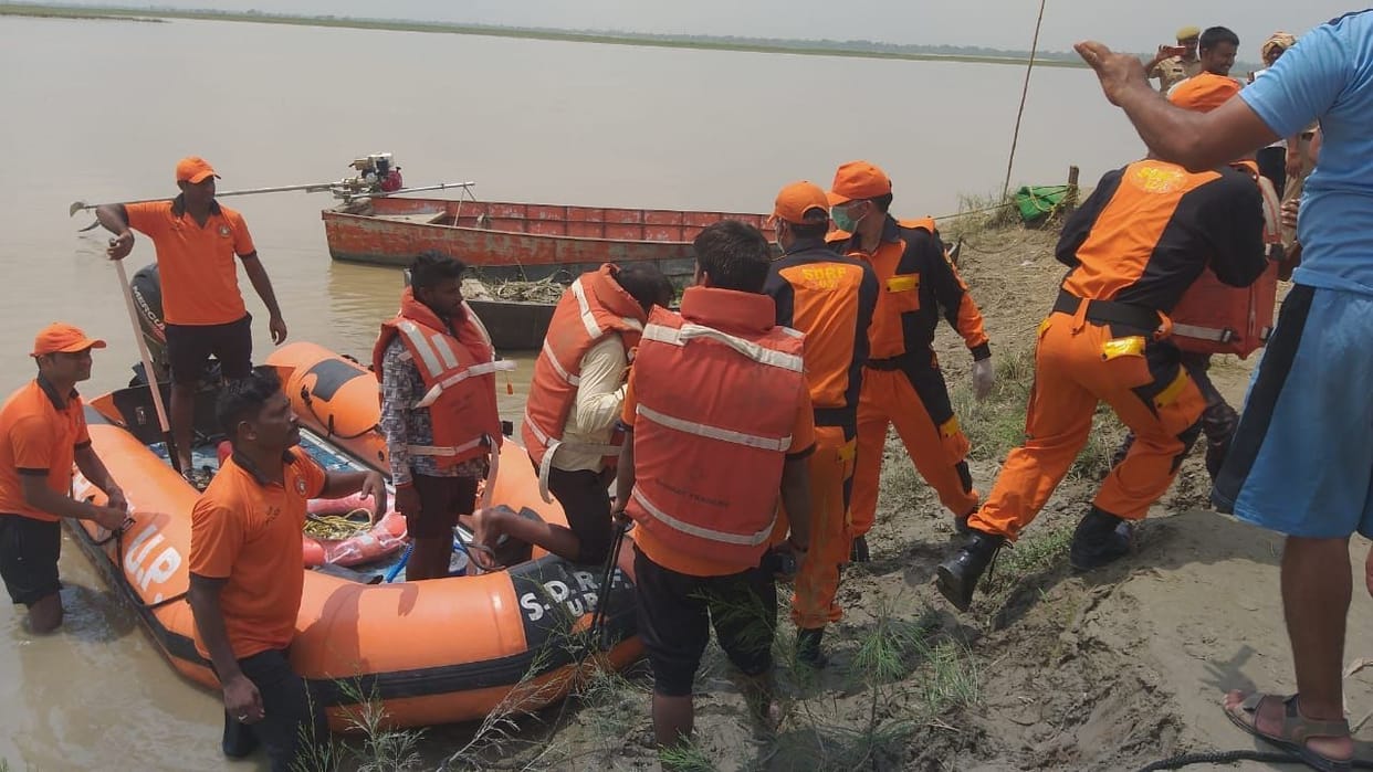 Eight people trapped in the flood