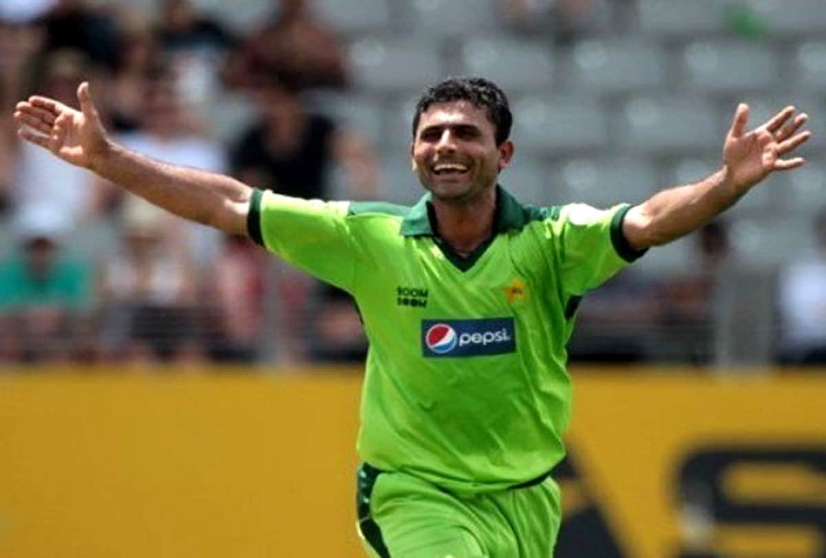 Abdul Razzaq says I do nt place  virat kohli  in same class as  sachin tendulkar