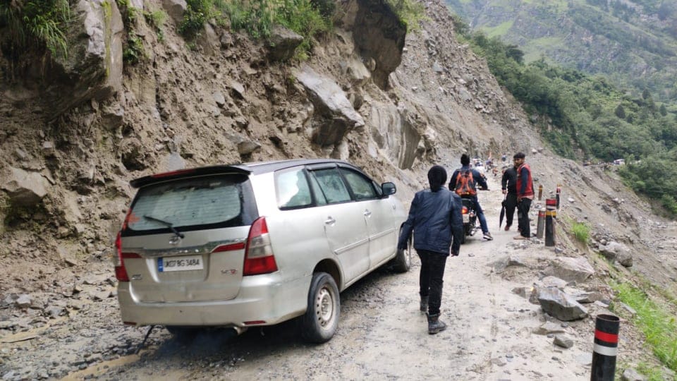 Badrinath Highway Blocked two Hours after Rainfall Danger for Vehicular Movement
