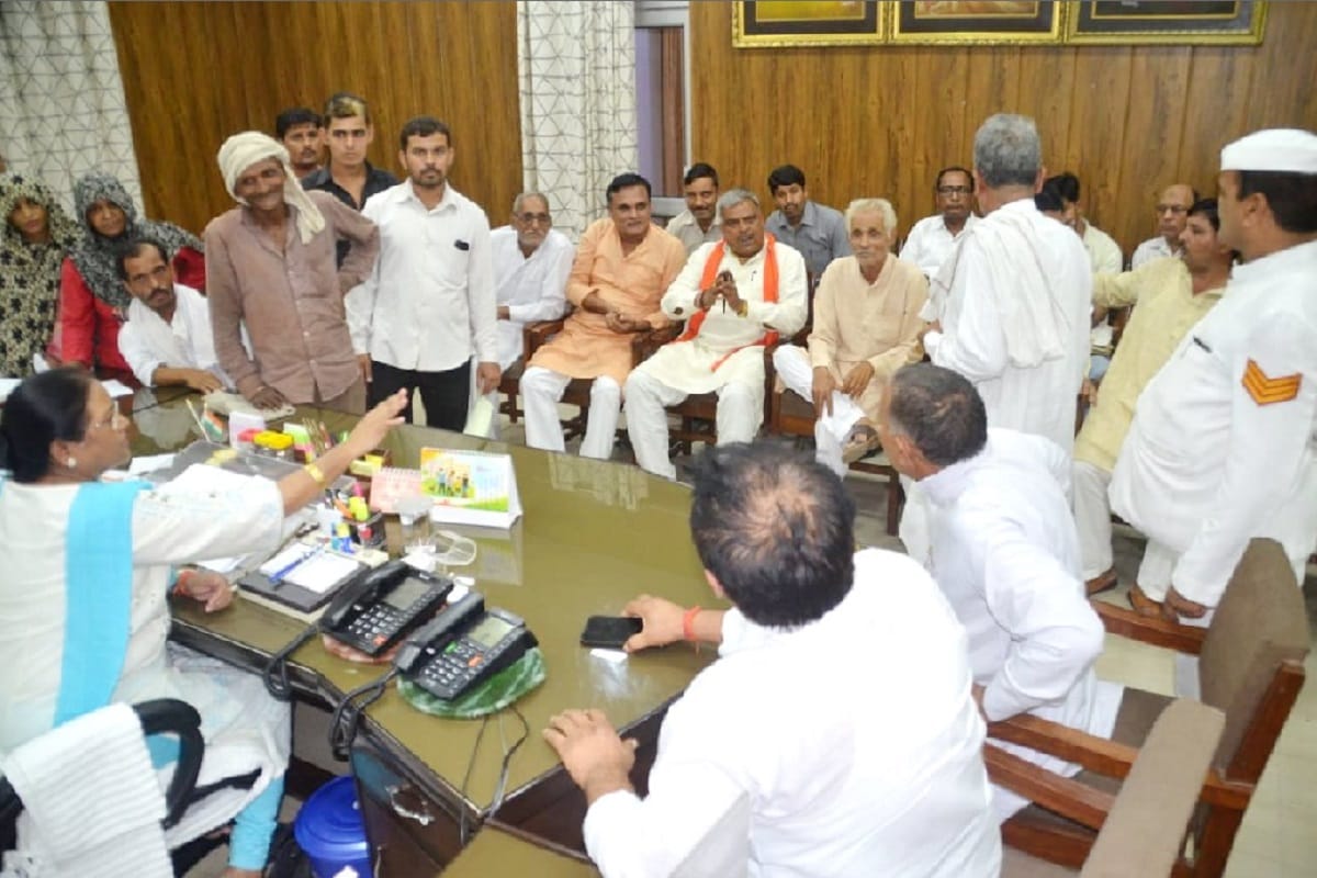 Dispute between RLD and BJP leaders front of DM in Baghpat