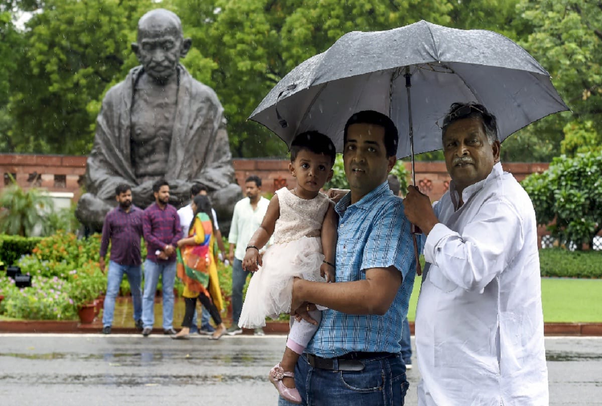 Delhi weather changes heat turns to light rain and low temperature