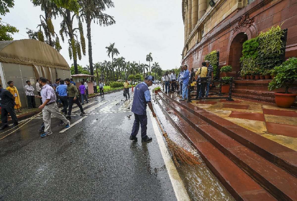 Delhi weather changes heat turns to light rain and low temperature
