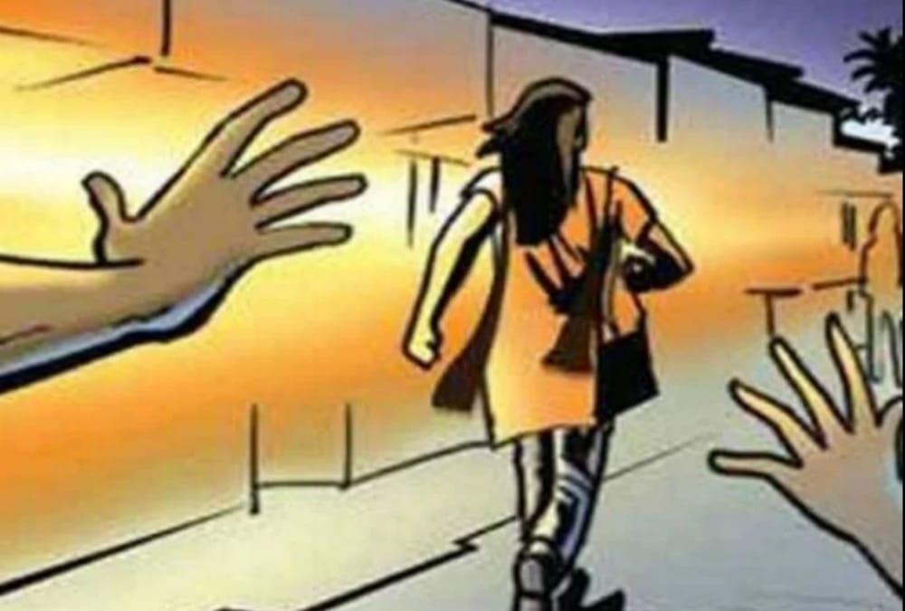 Eve teasing and attack on girls in hazratganj in Lucknow.