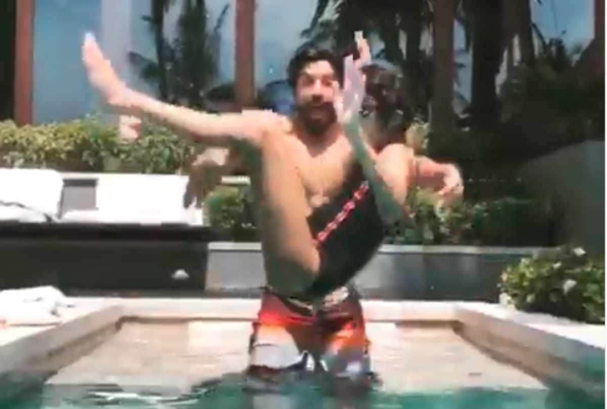 farhan akhtar share a video with daughter akira in swimming pool
