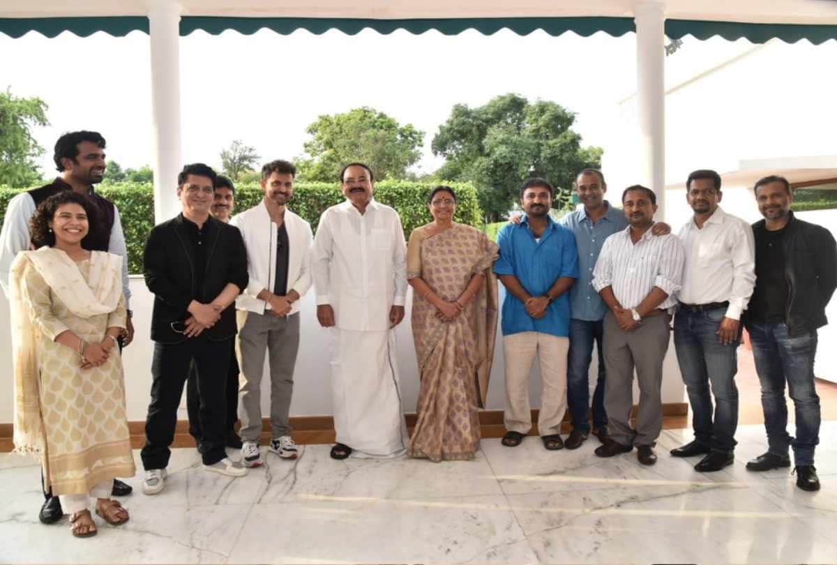hrithik roshan met vice president of india m venkaiah naidu in super 30 screening