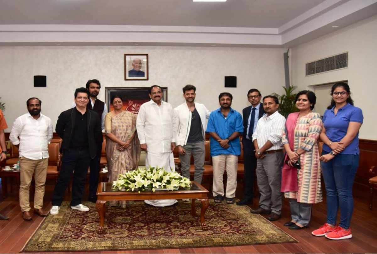 hrithik roshan met vice president of india m venkaiah naidu in super 30 screening