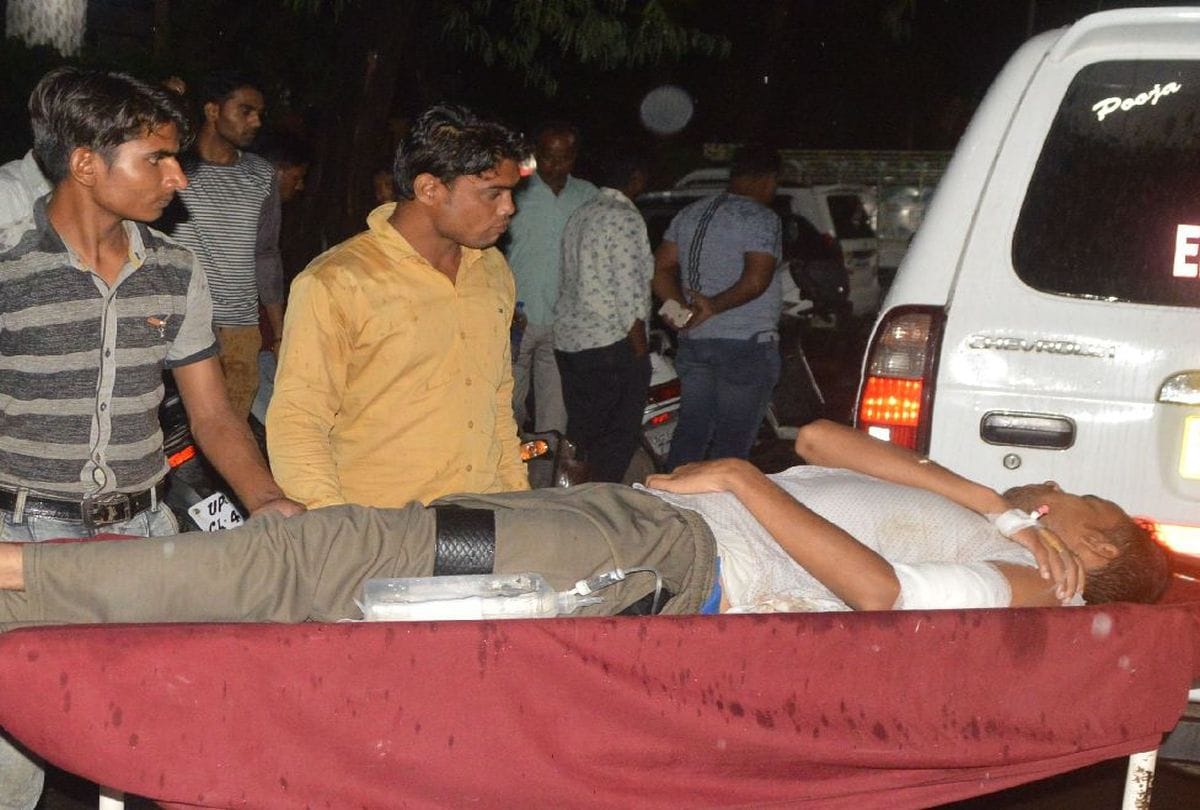 attacked on samajwadi chhatra sabha leader in agra