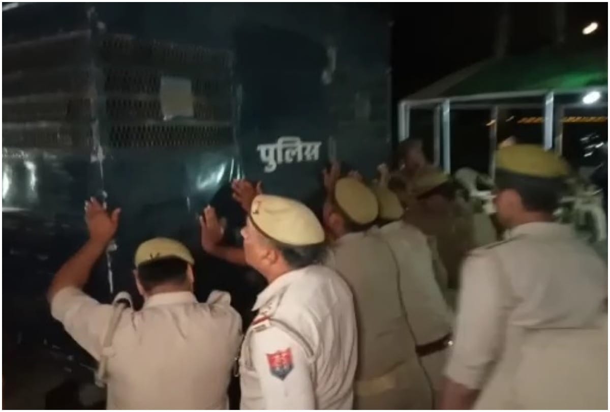 Van punched by police personnel for start in Sambhal UP