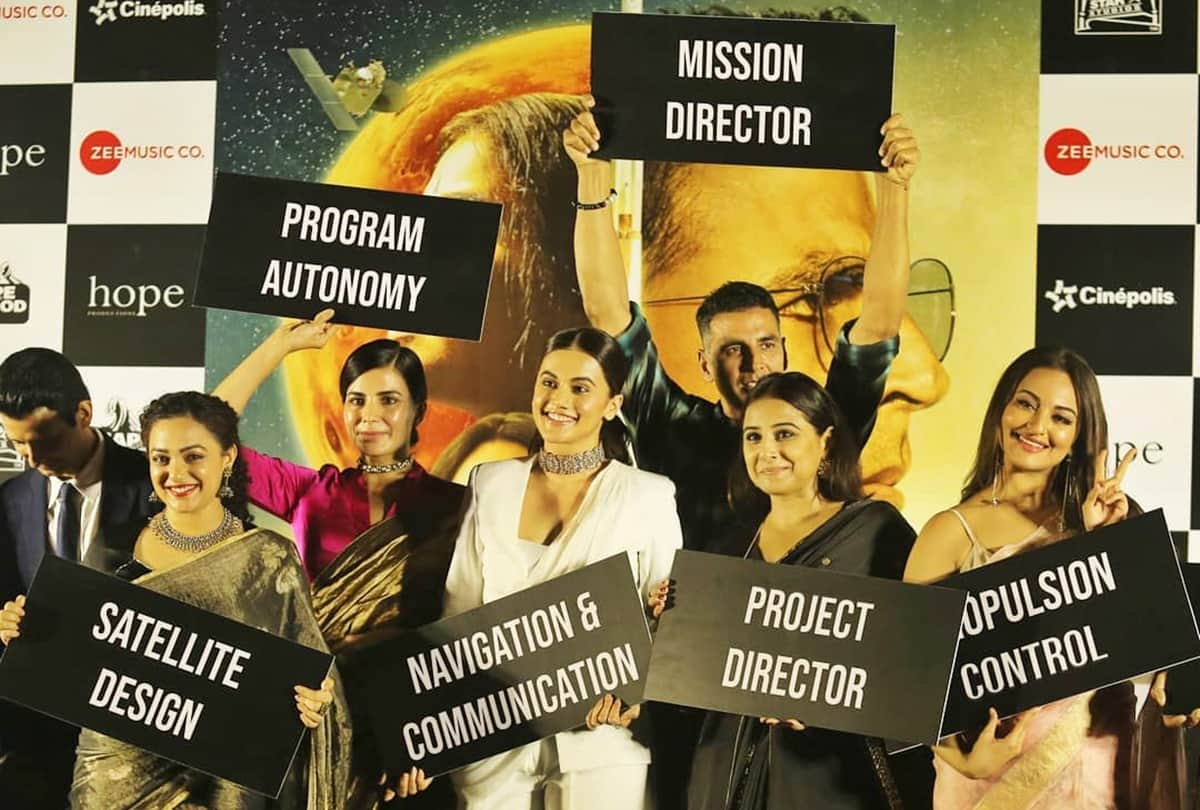 Movie Review of Akshay kumar Taapsee Pannu Vidya balan Starrer Mission Mangal