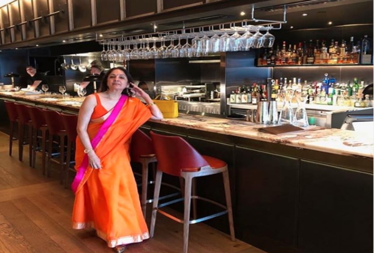 Neena Gupta look drop dead gorgeous in Sheer saree and plunging neckline blouse