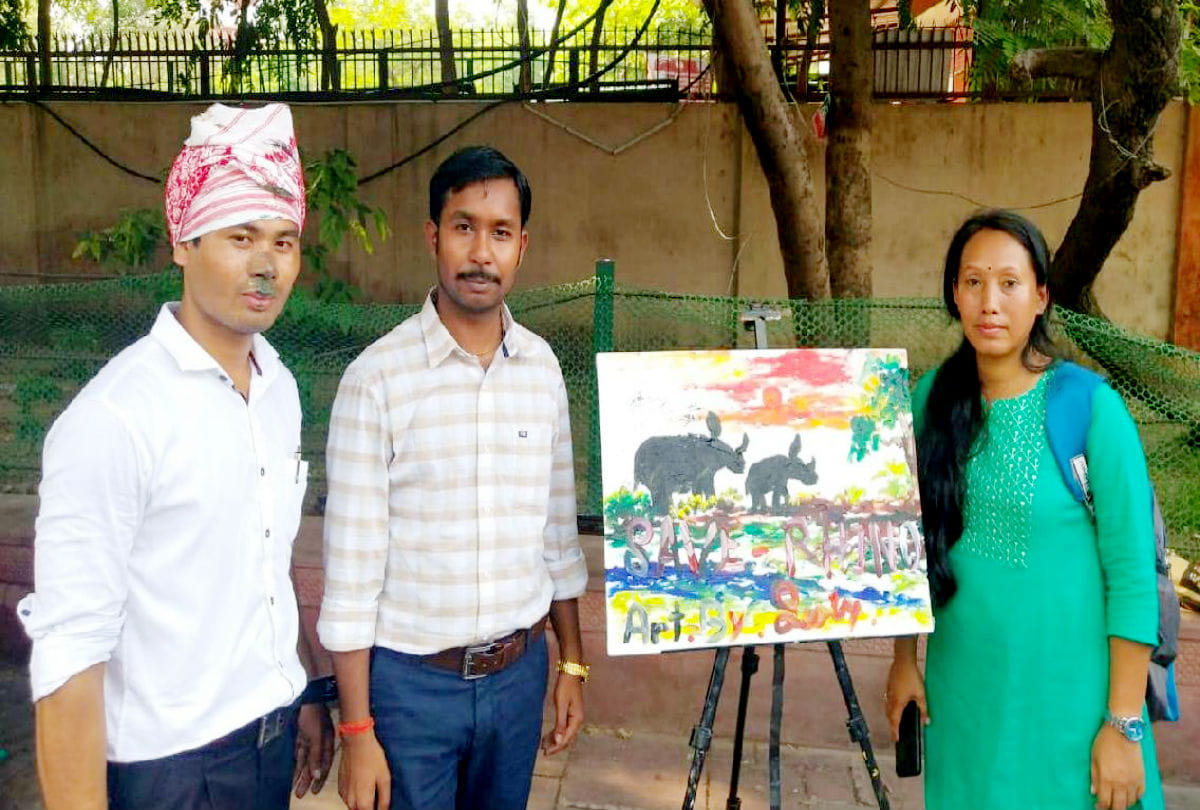 assam's artist make painting by nose at the Taj Mahal