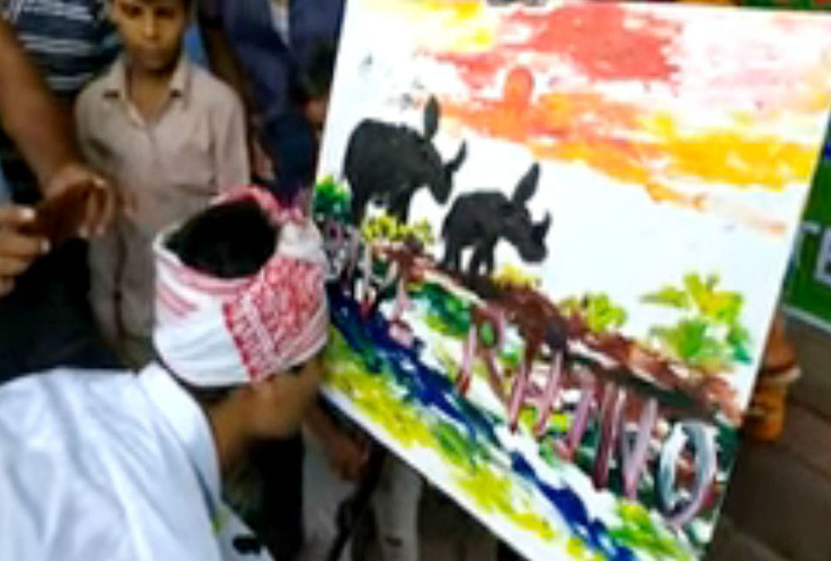 assam's artist make painting by nose at the Taj Mahal
