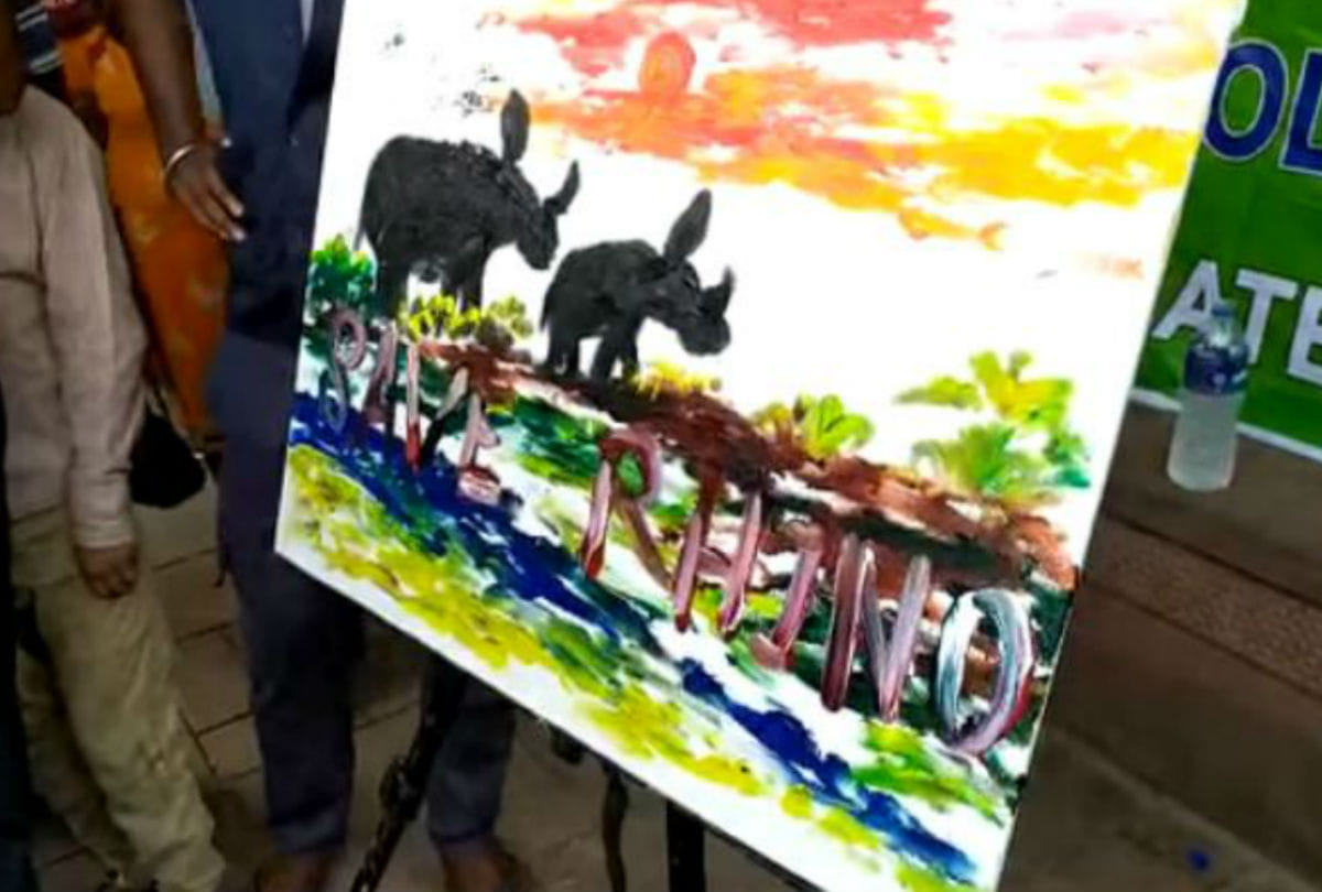 assam's artist make painting by nose at the Taj Mahal