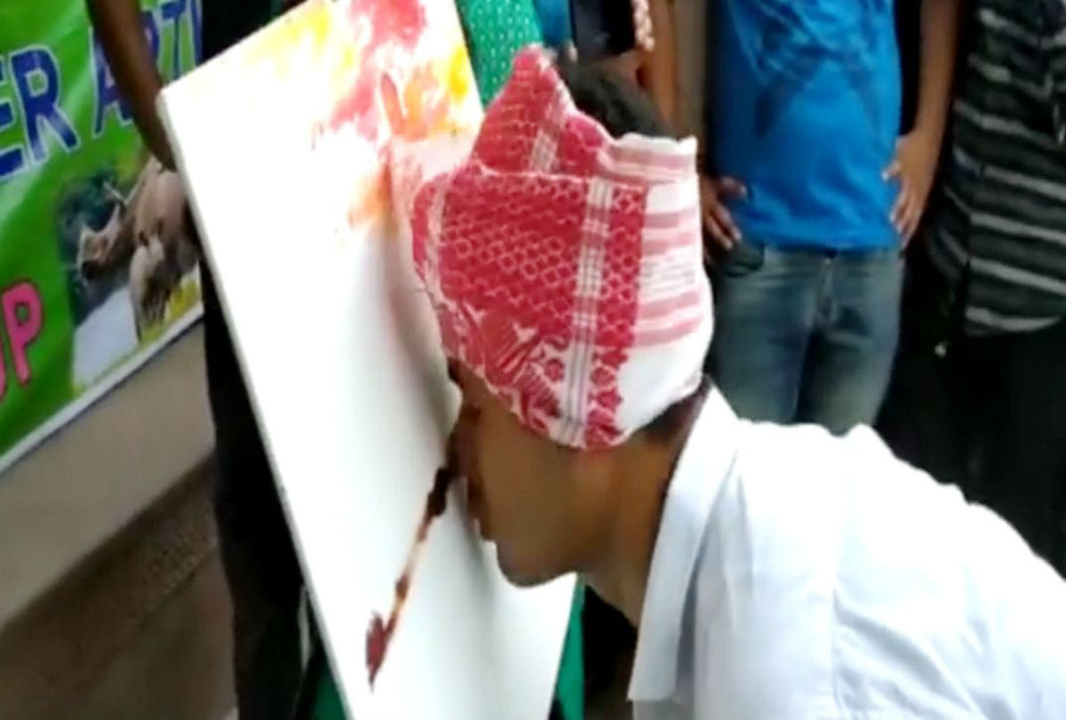assam's artist make painting by nose at the Taj Mahal
