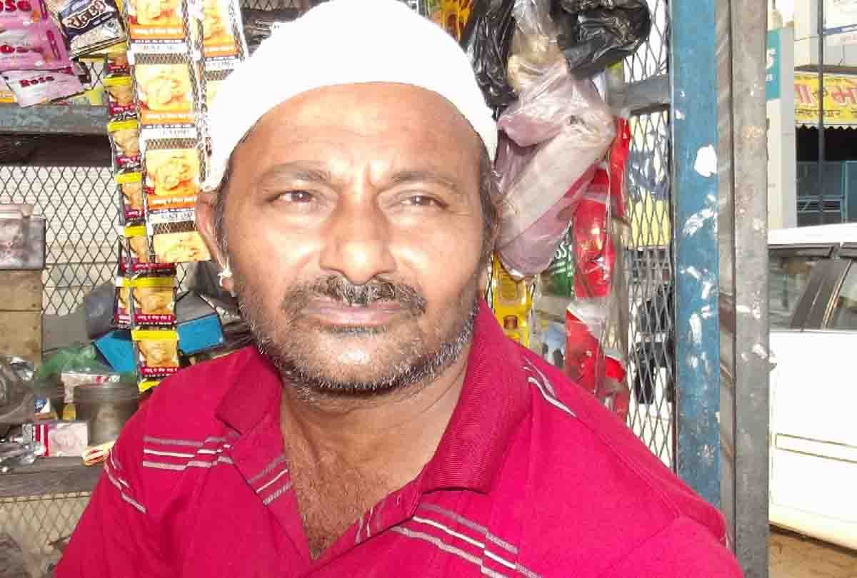 man put hot tea on shopkeeper when he want money