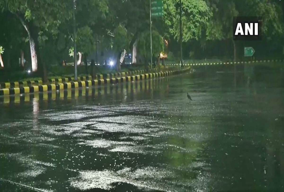 Delhi: Parts of the national capital receive rainfall tonight