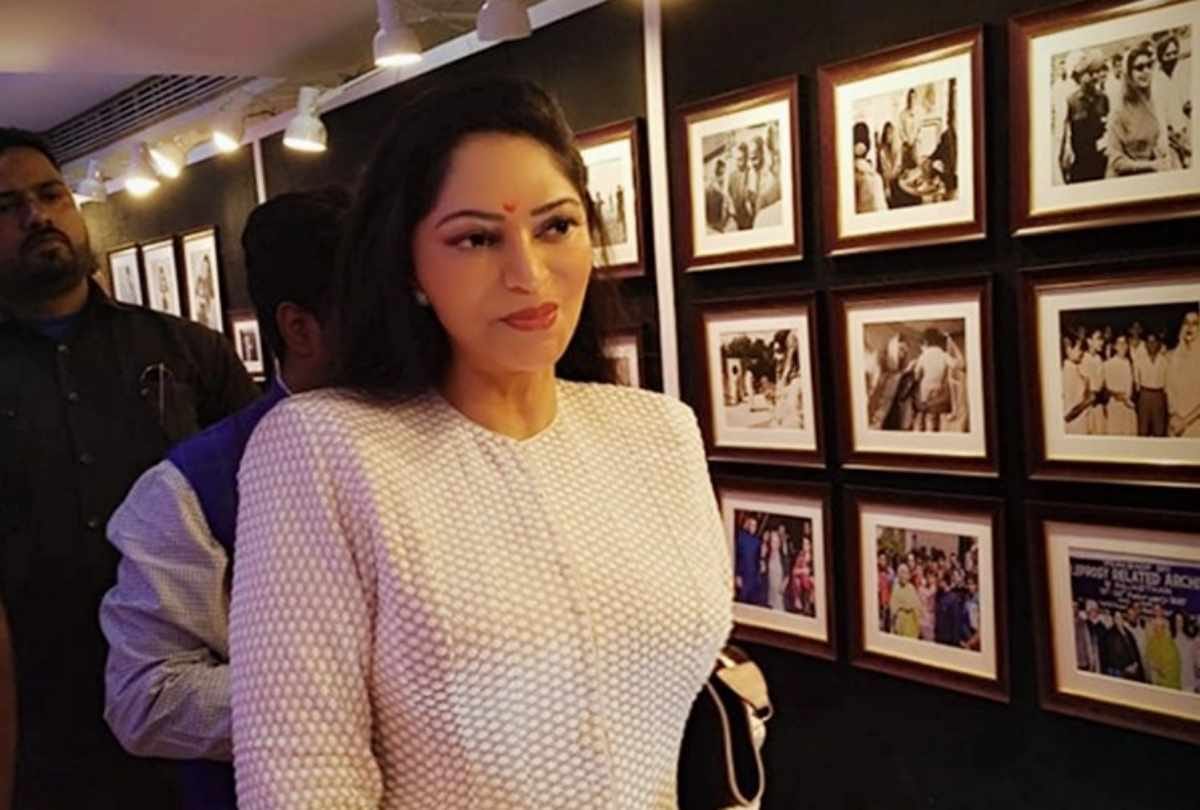 Simi Garewal reaction on liquor shop open during lockdown with drunk man video