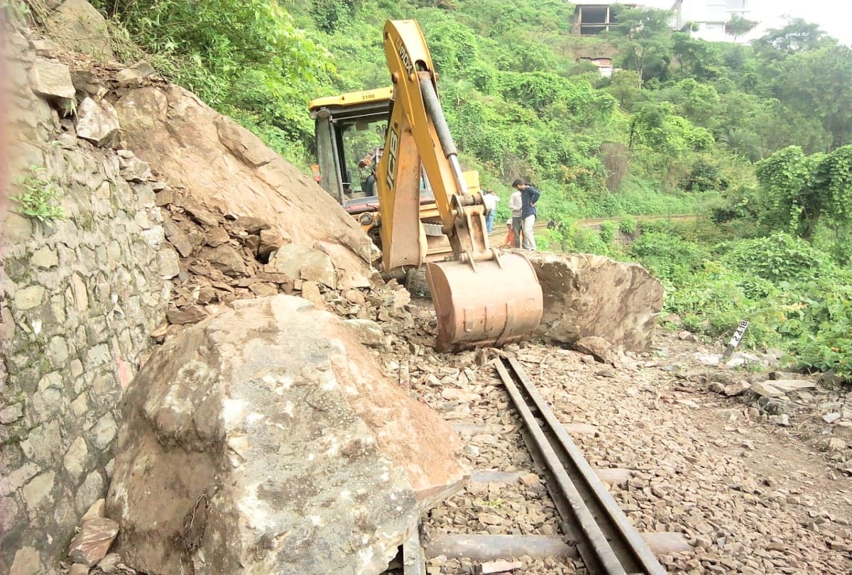 landslide on kalka shimla track between dharmapuri and jabli railway station