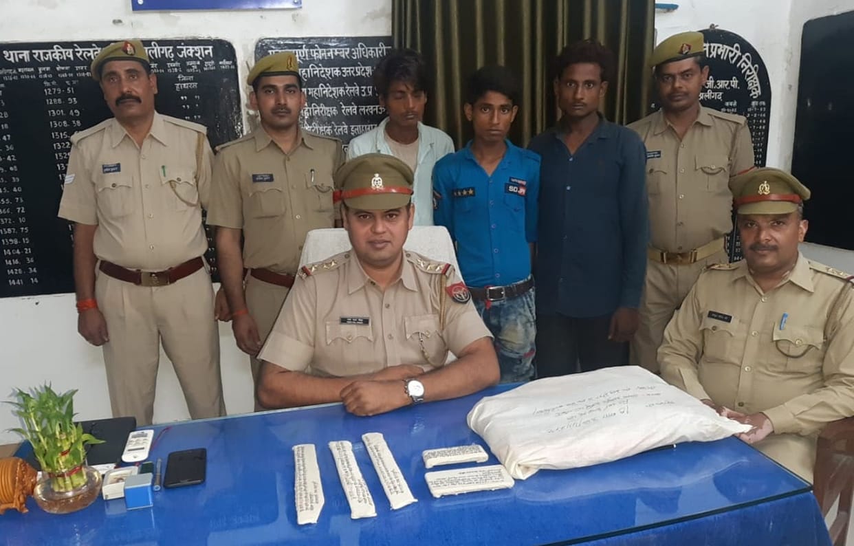 GRP caught three criminal with mobile at train.