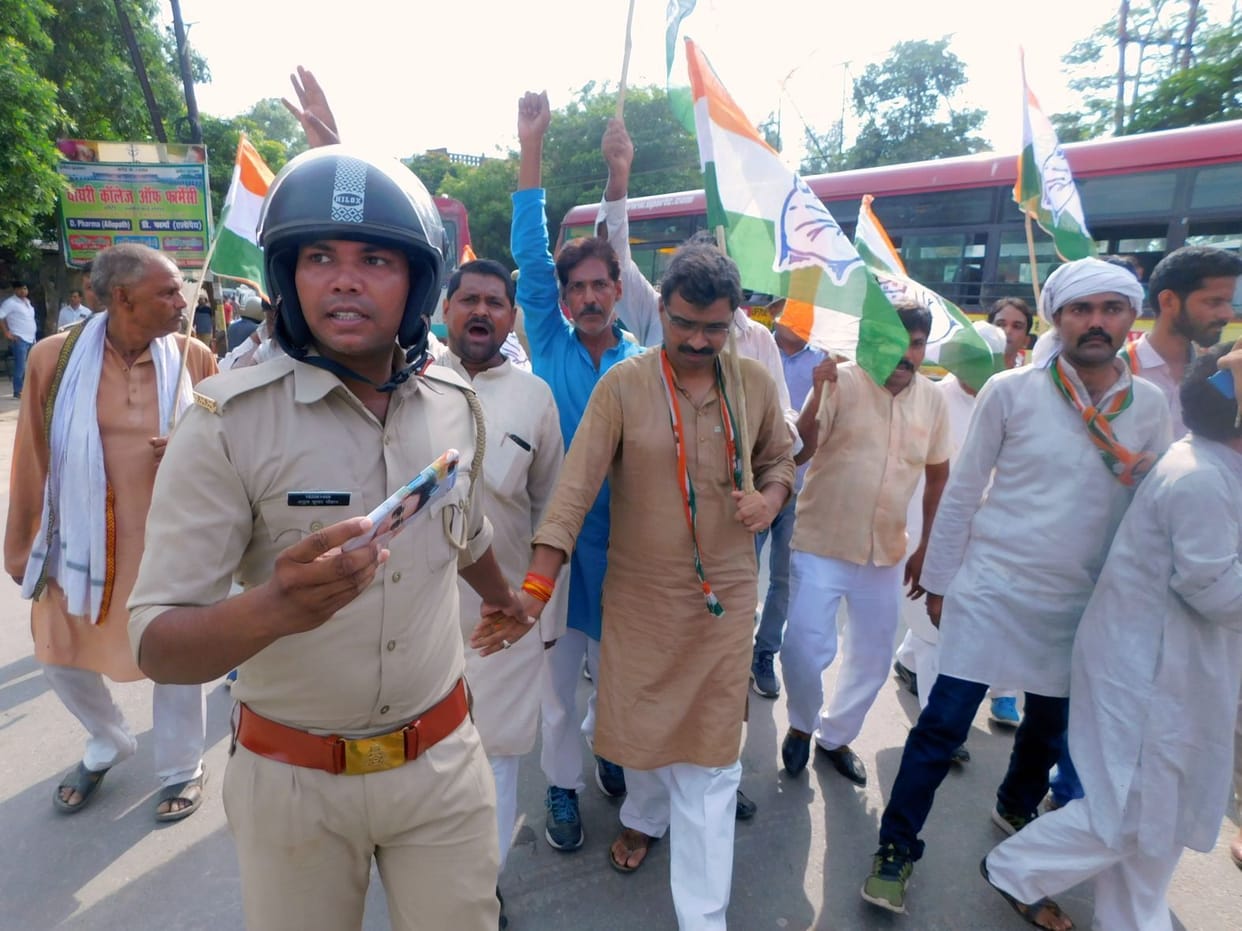 congress workers are ambrus the arristing of priyanka