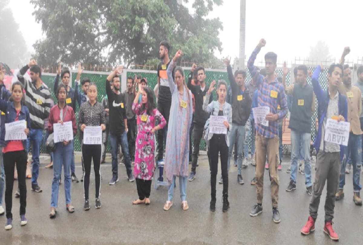 nine workers of ABVP expelled from HPU shimla on protesting despite ban