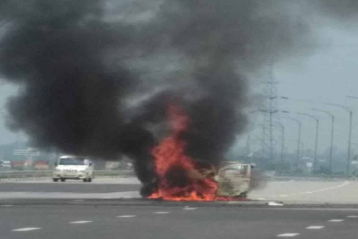 fire on car of a officer in eastern peripheral expressway at Baghpat district