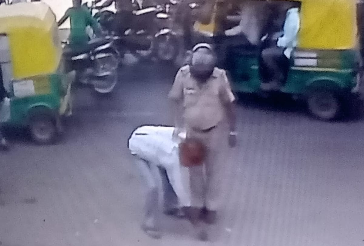 sub inspector beaten auto driver in lucknow