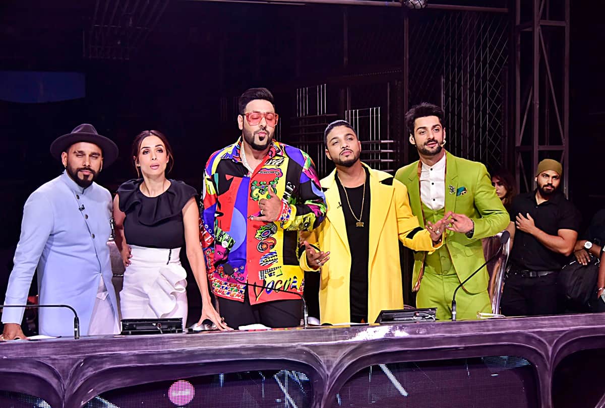 Malaika Arora dance on Chaiyya Chaiyya from Dil Se at Dance India Dance 7 with Raftaar and Bosco