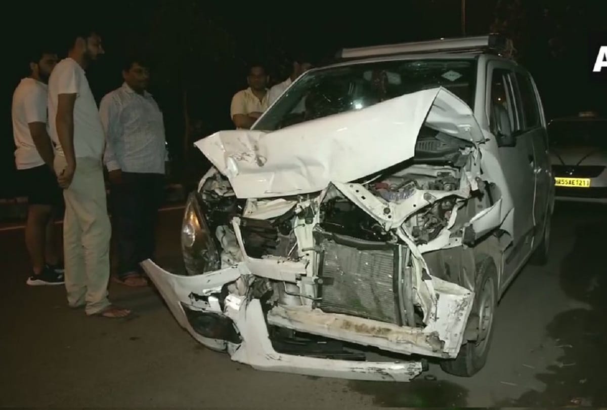 3 people got critically injured when an overspending Mercedes car hit it before colliding