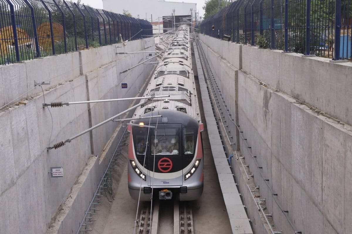youth Suicide jumping off metro railing in delhi 
