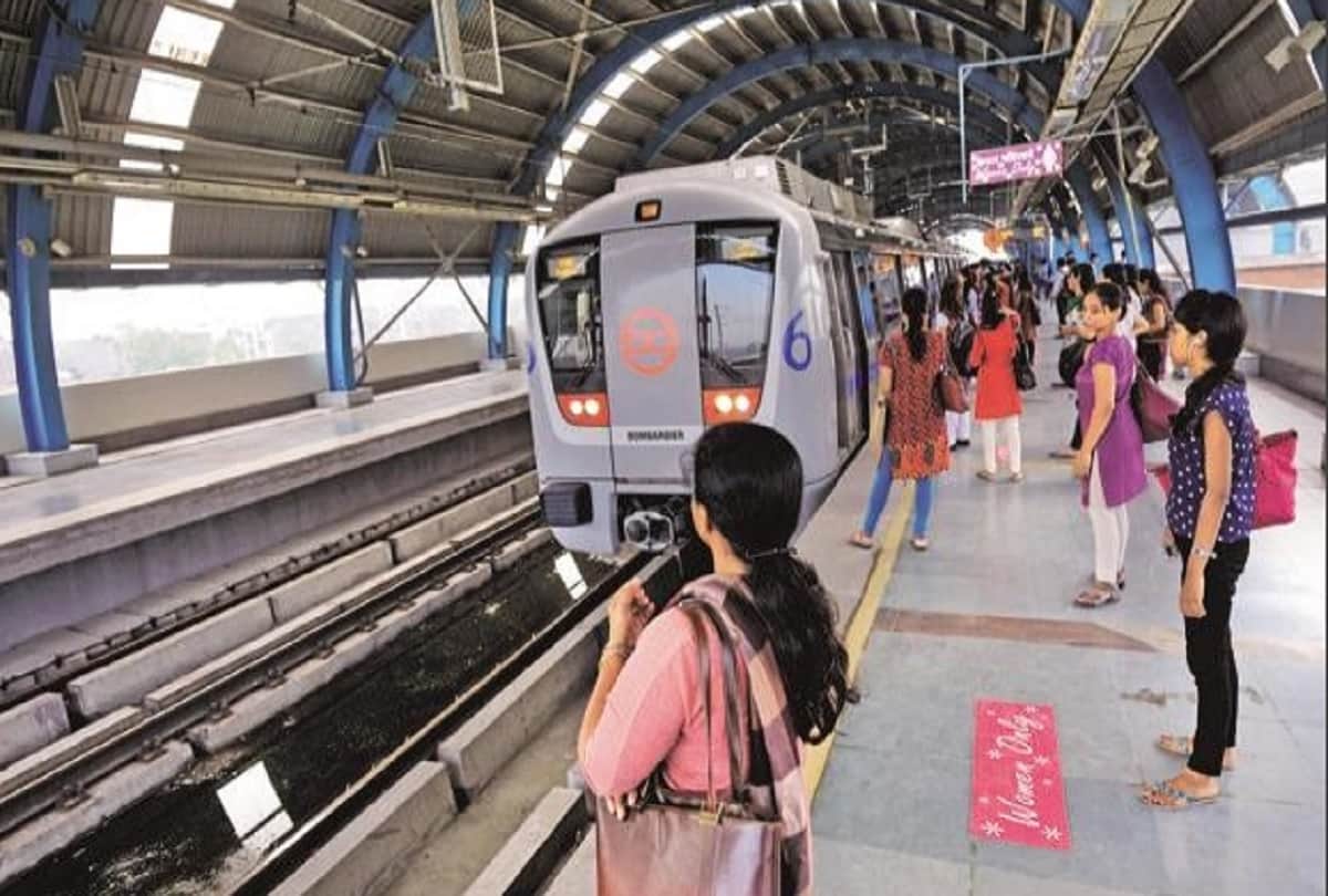 Delhi Metro: Delhi Metro News In Hindi girl in metro man flashes at her she post pic on twitter