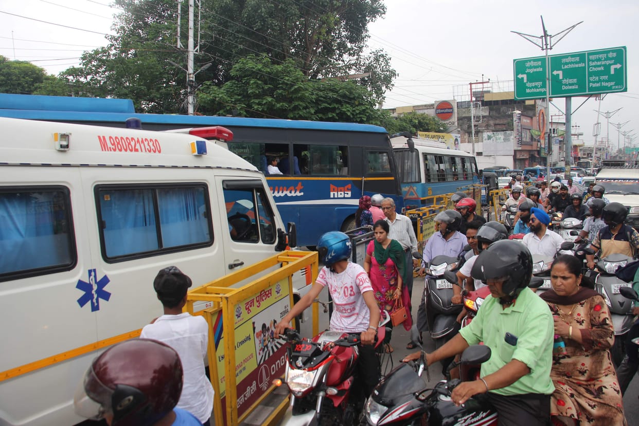 ambulance stuck in jam at dehradun