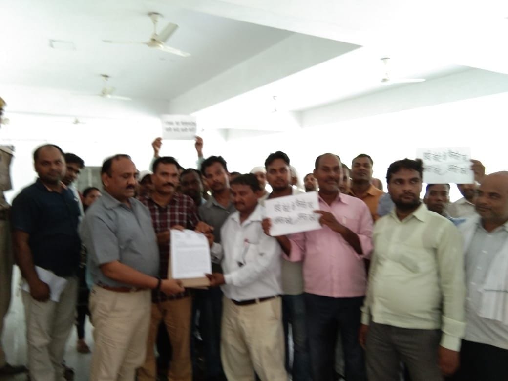 anudesak gives memo to bsa