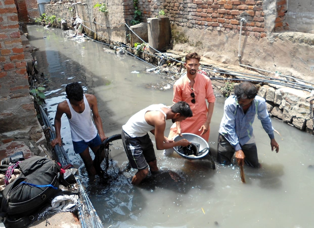 People cleaning himself in Jhansi UP