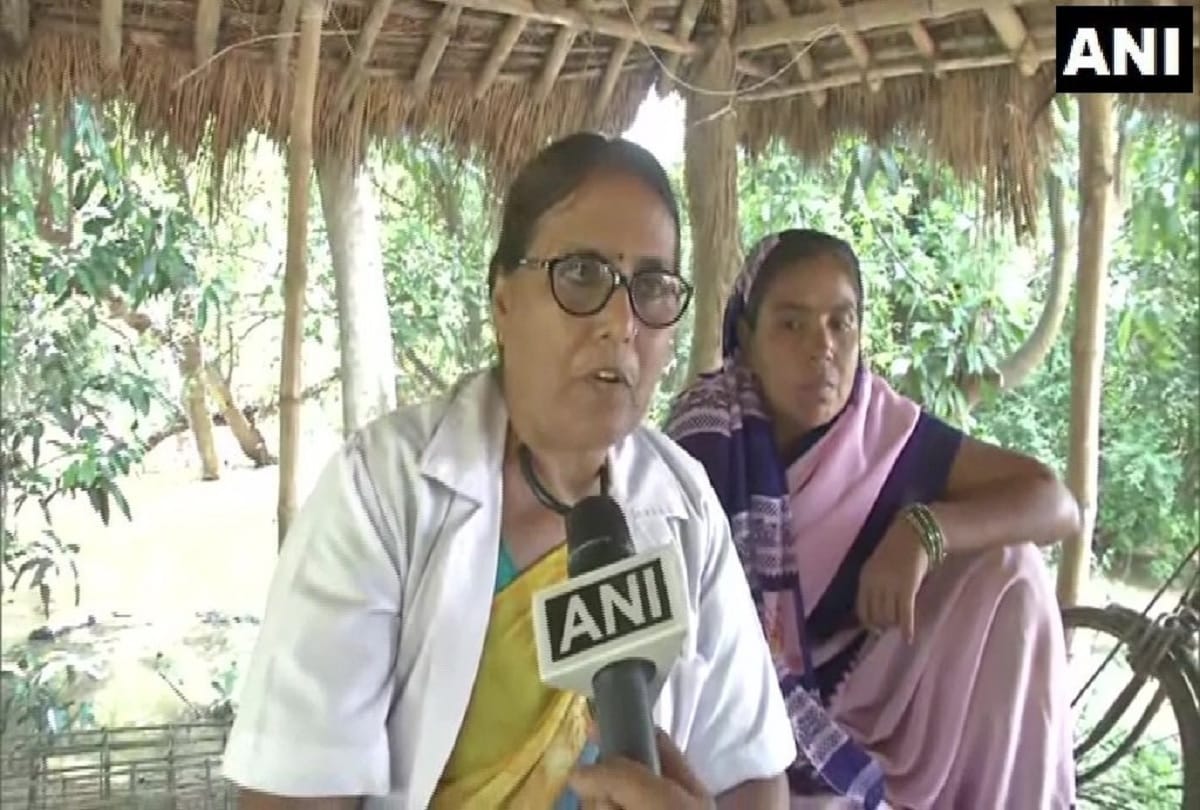 Bihar: Nurse helped in delivery of a baby girl in flood affected Raghauli village of Madhubani